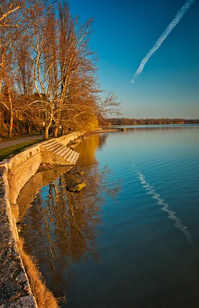 Tó az őszi parkban — Stock Fotó