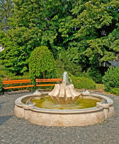 Park z niewielką fontanną — Zdjęcie stockowe