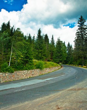 Eski Asfaltlı yol yamalar ile