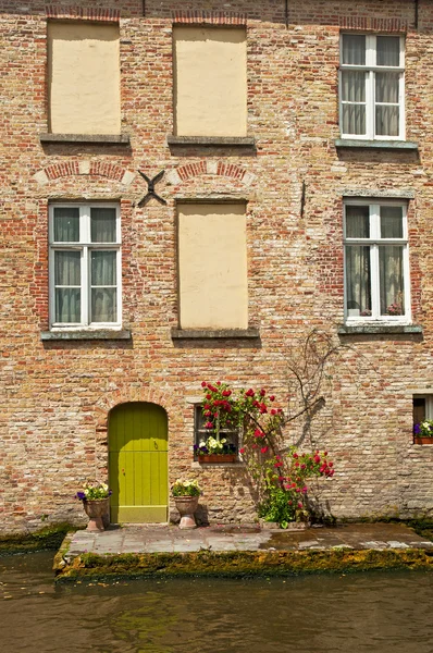 Casas a lo largo de los canales de Brujas — Foto de Stock