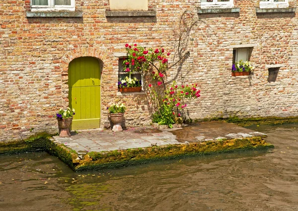 Case lungo i canali di Brugge — Foto Stock