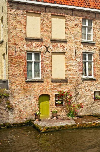 Huizen langs de grachten van brugge — Stockfoto