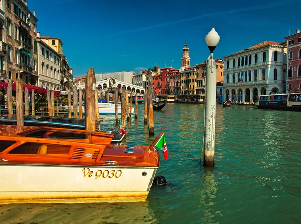 Narrow canal with boat in Venice — Stock Photo, Image