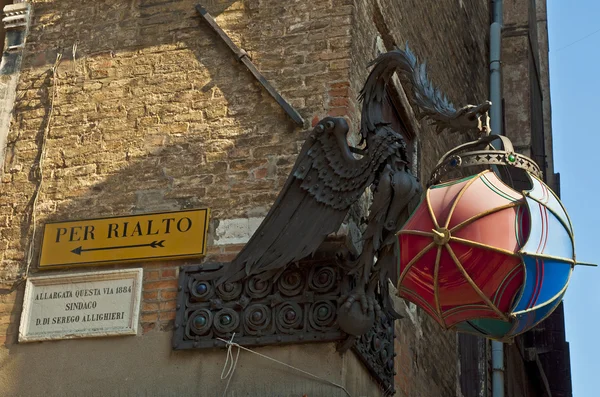 Standbeeld van een vogel in Venetië, Italië — Stockfoto