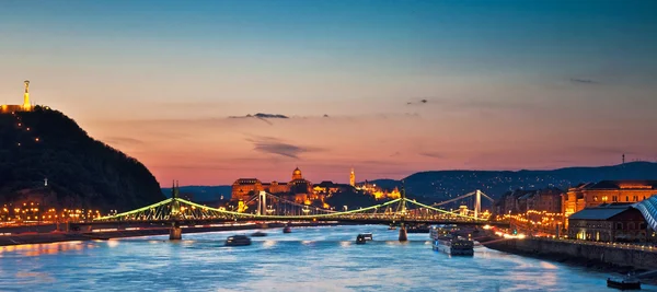 Liberty Bridge Budapestissa — kuvapankkivalokuva