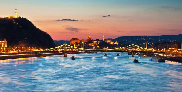 Liberty Bridge Budapestissa — kuvapankkivalokuva