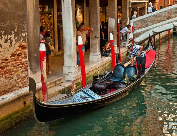 Canal estreito com barco — Fotografia de Stock