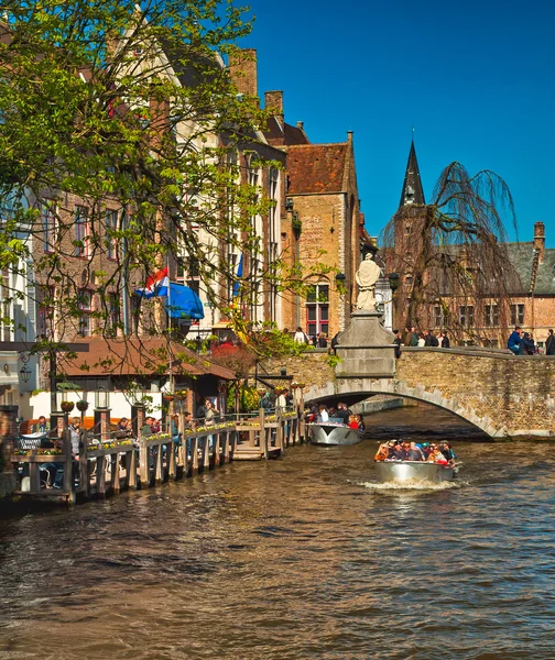 Casas ao longo dos canais de Brugge — Fotografia de Stock