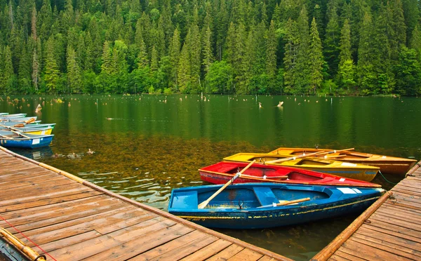 Üzerinde tekne göl