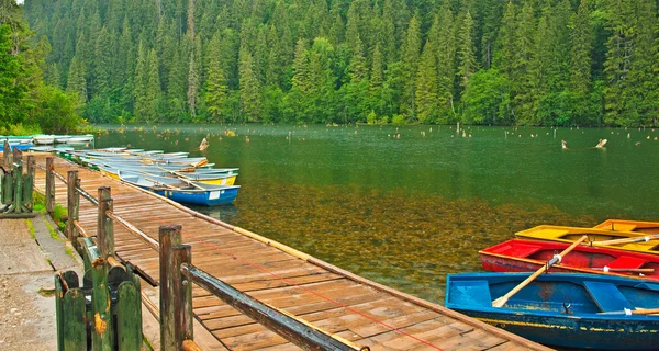 Лодки на озере — стоковое фото