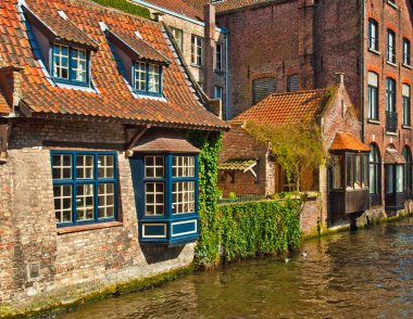 Brugge kanallar boyunca evleri