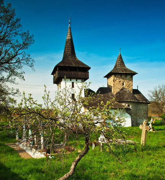 Alte Kirche mit Friedhof — Stockfoto