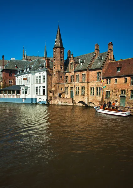 Casas ao longo dos canais de Brugge ou Bruges — Fotografia de Stock