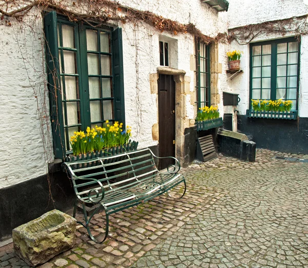 Vieja casa con flores — Foto de Stock