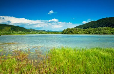 Dağlardaki güzel göl