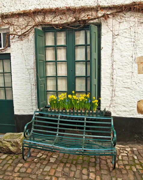 Vieja casa con flores —  Fotos de Stock