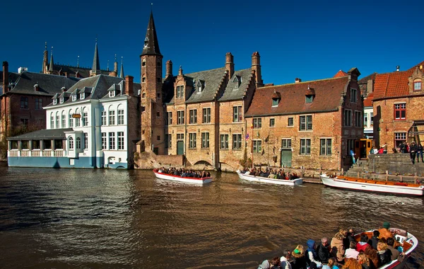 Häuser entlang der Kanäle von Brugge oder Brügge — Stockfoto