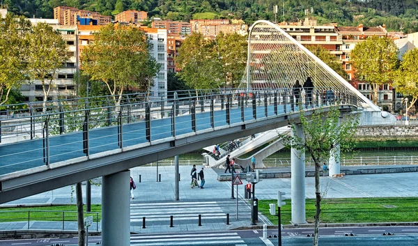 Zubizuri brug in bilbao, Spanje — Stockfoto