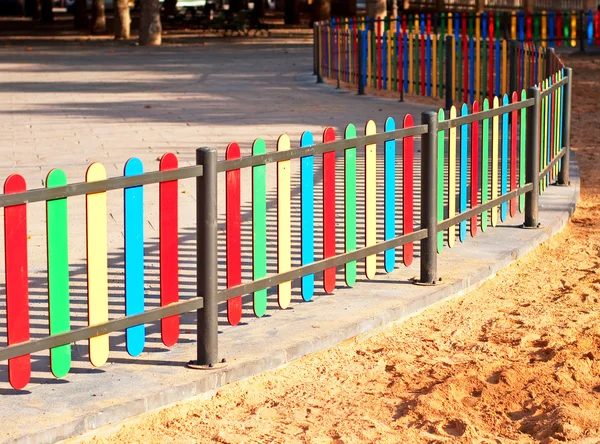 Coloridas filas en la cerca del patio de recreo — Foto de Stock