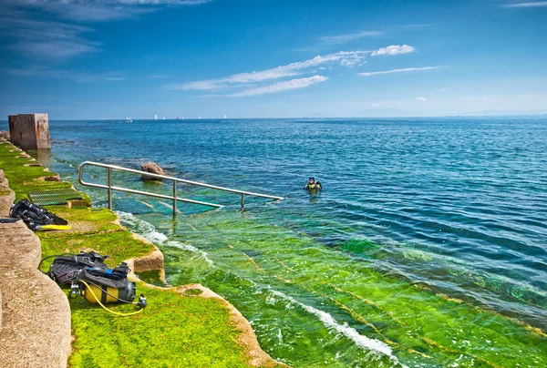 Hamnen och stranden i castro urdiales — Stockfoto