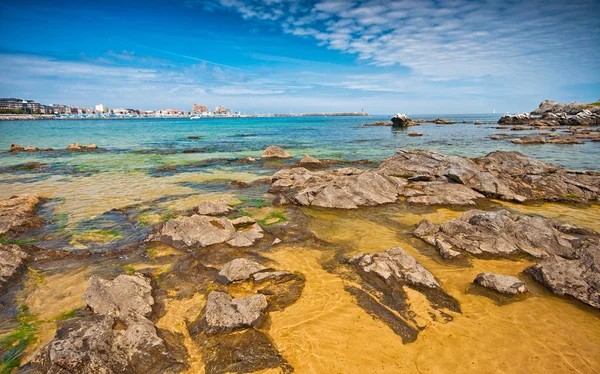 Strand met stenen in Spanje — Stockfoto