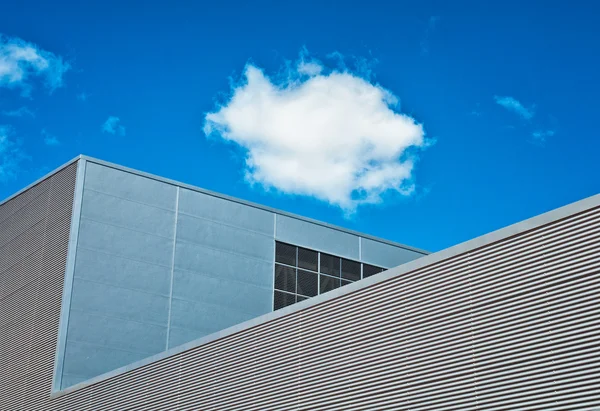 Błękitne niebo i budynek — Zdjęcie stockowe