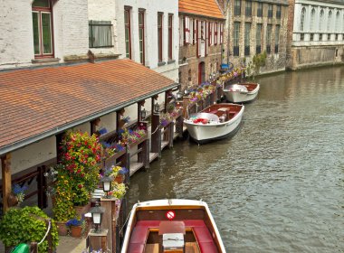 Brugge kanal boyunca evleri
