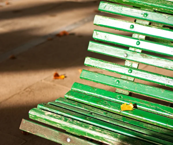 Banco verde en el parque de otoño — Foto de Stock