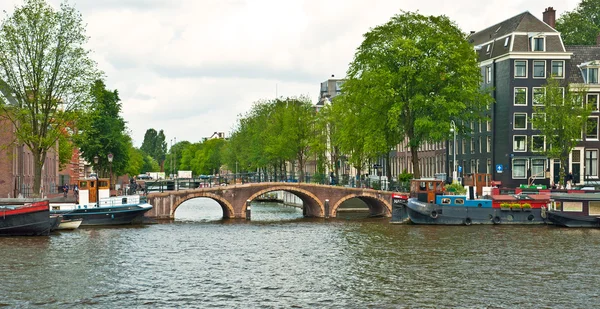 Vackra bron vid kanalen — Stockfoto