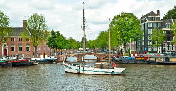 Hermoso puente en Canal — Foto de Stock