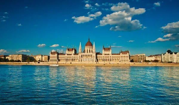 Famoso Parlamento húngaro — Fotografia de Stock