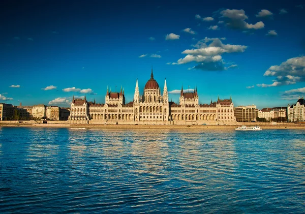 有名なハンガリーの議会 — ストック写真
