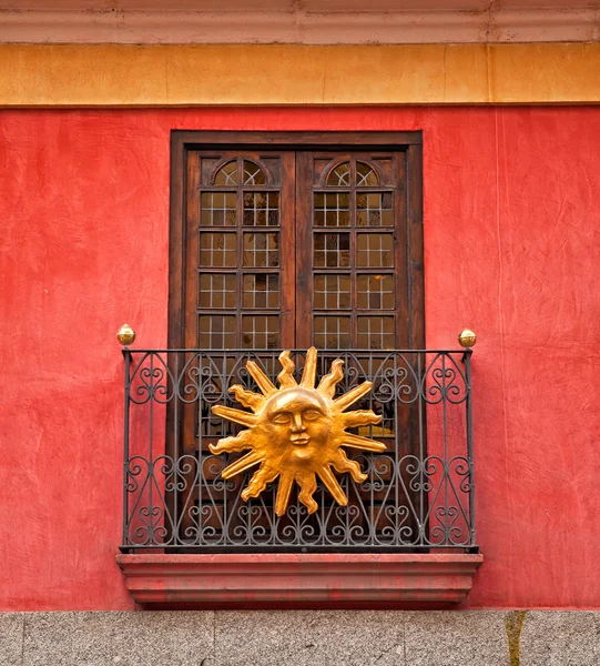 Старый балкон с золотым солнцем — стоковое фото