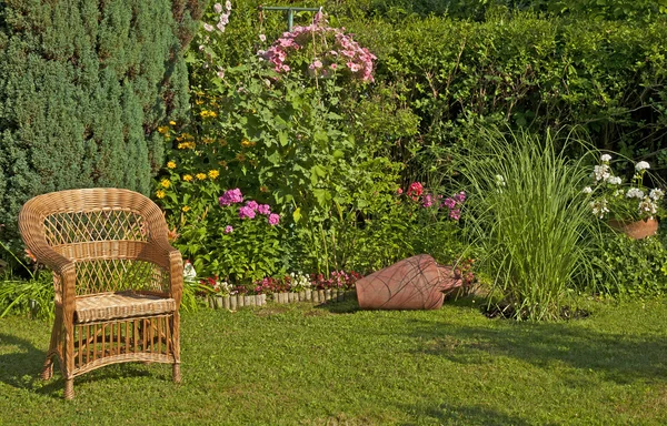Çiçekli güzel bahçe — Stok fotoğraf