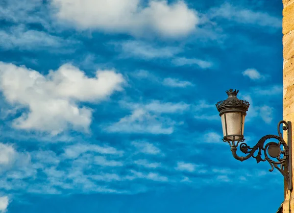 Laterne gegen blauen Himmel — Stockfoto