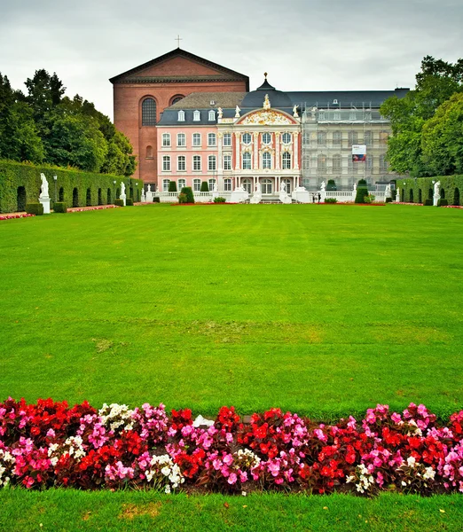 Εκλογικό σώμα παλάτι και τον κήπο — Φωτογραφία Αρχείου