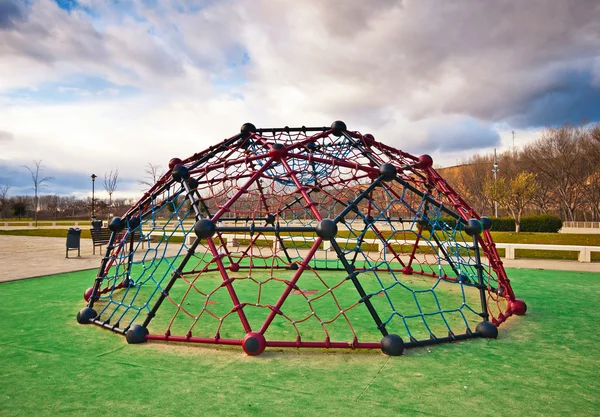 Moderno parque infantil en la ciudad — Foto de Stock