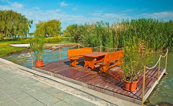 Romantyczne miejsce z drewnianym stołem — Zdjęcie stockowe