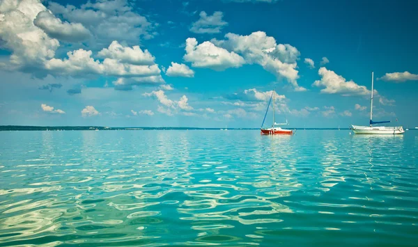 Velero rojo en el lago — Foto de Stock