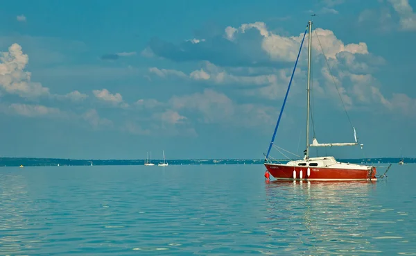 Velero rojo en el lago —  Fotos de Stock