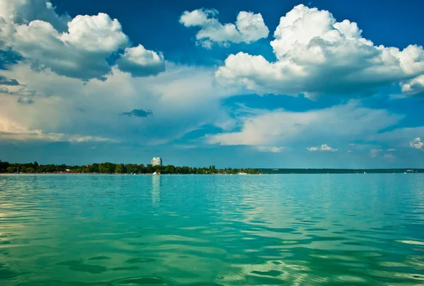 Jezioro Balaton w słoneczny dzień — Zdjęcie stockowe