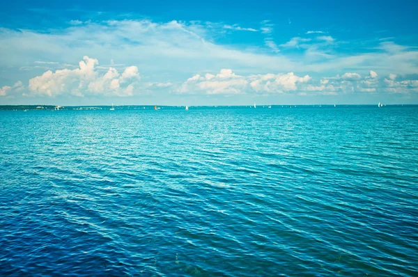 Lago Balaton durante el día soleado — Foto de Stock