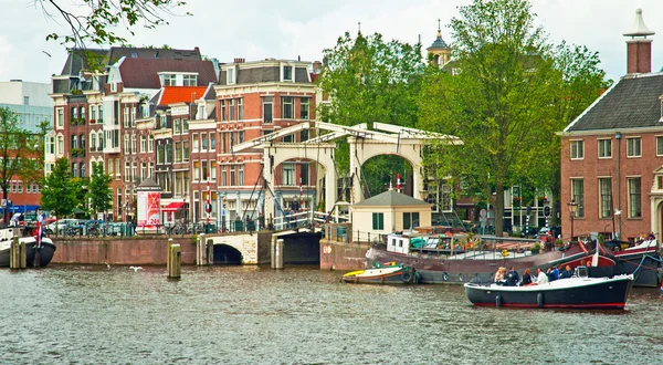 Hermoso puente en Canal — Foto de Stock
