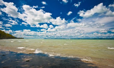 güneşli gün boyunca Balaton Gölü