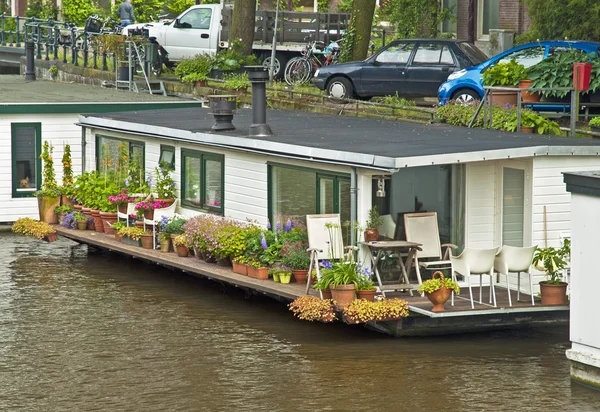 Kanaal met huizen op water — Stockfoto