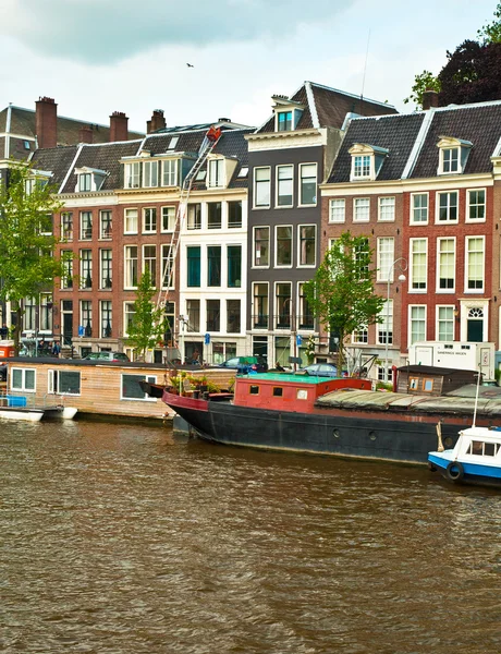 Canal con casa y barco en el agua —  Fotos de Stock