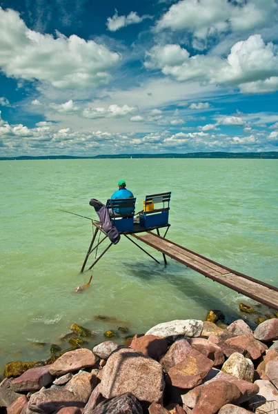 Homme pêche sur petit quai — Photo
