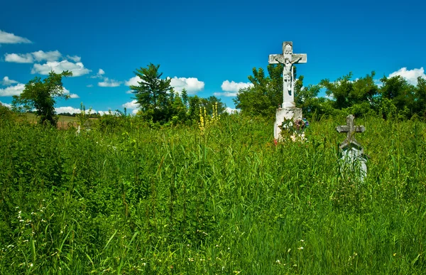 Abandoned cemetery in field — Stock Photo, Image