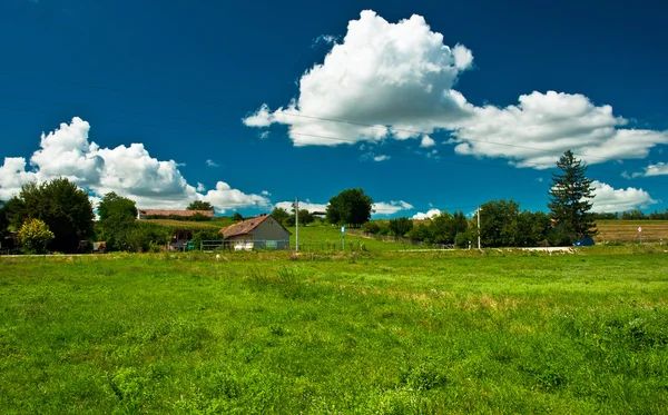 Pequena casa de solteiro — Fotografia de Stock