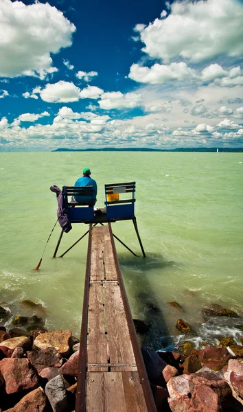 小さな桟橋に釣り人 — ストック写真